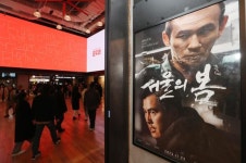팝콘 튀기다 달려와서 예매… 서울의 봄 700만 돌파에 극장 직원은 울상