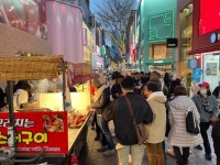 석화 7개에 2만 원, 핫도그는 5000원…‘관광용 시식대’로 전락한 전통시장