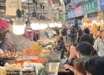 석화 7개에 2만 원, 핫도그는 5000원…‘관광용 시식대’로 전락한 전통시장