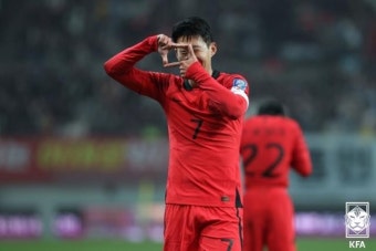 축구 팬 선정 '올해의 골'...손흥민의 싱가포르전 '왼발 감아차기'