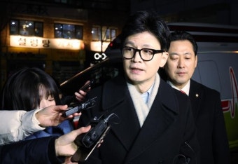 '한동훈 잘한다' 52%...'2012년 박근혜 대표'와 맞먹어