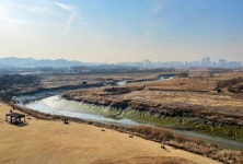 [이런 여행] 강바람 꽃바람 바닷바람… 봄날의 자전거길 달려 볼까요