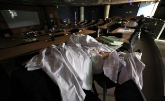 '전공의 복귀' 설득한 교수 실명·사진 공개... 경찰, 수사 착수