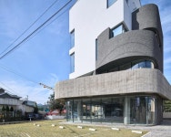 임대수익도 나고 세 식구 은둔생활도 가능한 북한강변 선물 같은 집[집 공간 사람]