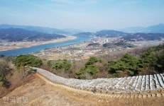 [느린 풍경] 경기 산골에도 노란 꽃그늘… 남한강 줄기엔 파란 봄 물결