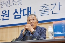 황석영 ‘철도원 삼대’, 부커상 최종 후보 올랐다...한국 작가 3년 연속