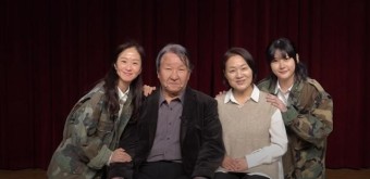 김새론, 연극 '동치미'로 복귀…환한 미소로 홍보까지