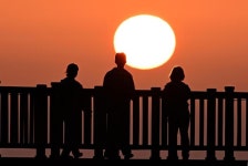 [왕태석의 빛으로 쓴 편지] 바닷가 돌탑에 쌓아 올린 가족의 희망