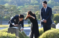 이준석 대표, 김해 국화 1000송이 들고 5·18 묘역 참배