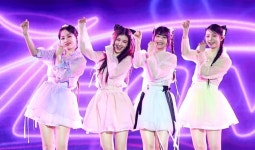 뉴진스, 첫 컴백 무대서 씩씩하고 단단하게...경복궁 물들였다