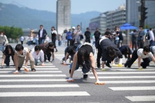 무용수와 시민들이 광화문 한복판을 네발로 걸은 이유