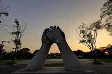 [왕태석의 빛으로 쓴 편지] 미래를 극복하는 화합의 손