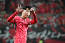 “손흥민이 도발했다”… 중국 야유에 '3 대 0' 손동작 의미는