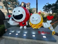 경의선 책거리에 웬 빨간도깨비?... 생뚱맞은 상징·조형이 경관을 망친다