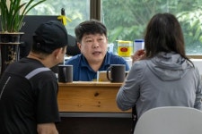 사장님 나빠요 여전한데... 외국인 노동자 기댈 곳, 국가가 돈 끊었다