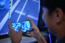 게임하는 남자, 검색하는 여자... 이런 여가 생활에 노동 공급 감소