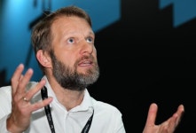 가짜노동 저자 직장 내 헛일 없애기, 자유로운 의사소통에서 출발