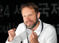 가짜노동 저자 직장 내 헛일 없애기, 자유로운 의사소통에서 출발