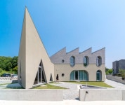 일부러 튀어 보이게 지었죠...디즈니 마니아 부부의 특별난 양평 주택 [집 공간 사람]