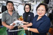 쌓이면 처치 곤란 세탁소 옷걸이, 탄소 줄이고 돈도 버는 방법