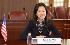돌연 사임한 한국계 미국 국무부 관리, 불법 대리인 수미 테리와 엮였나