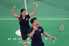 4강서 K-맞대결 하는 배드민턴 혼복… 서로 최선을 두 팀 올라가 행복