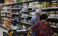 8분기 연속 쪼그라든 가계 여윳돈...월 100만 원도 위태