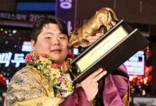'괴물' 김민재, 추석씨름대회서 백두장사 등극... 