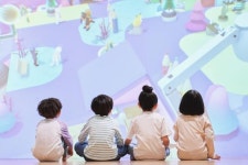 김 가루 청소 진실공방… 유치원 교사, 애들이 용변 닦게 해 반박