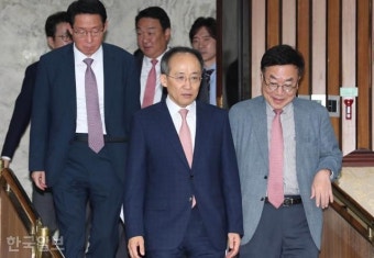 한동훈은 尹 전 참모 직격, 윤 대통령은 韓 빼고 만찬... 