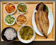 “집에서 놀면 뭐하나요” 평균 연령 68세 어르신이 꾸려가는 한식당