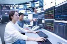 [르포]카톡·네이버·넷플릭스...LG유플러스 관제 센터가 경쟁 앱 서비스 현황도 살피는 까닭은