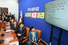 [메아리] 정치적 불능 상태, 휩쓸려 갈 건가