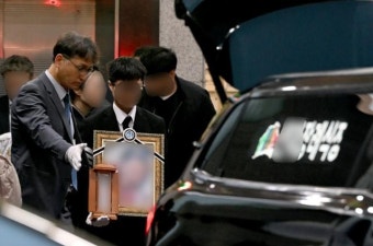 '수거차 참변' 초등생 눈물의 발인...걸그룹 '아이브'도 근조화환