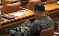계엄 사태 묻는 국회 회의장서 폰 게임한 군 장성…정신 있나