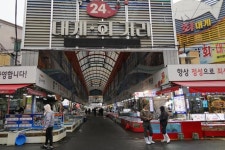 물가상승·경기침체·비상계엄 삼중고 직격탄... 커지는 전통시장 곡소리