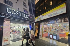 [르포]日소도시에 쫙 깔린 한국 화장품···동네 약국 점원도 로무안도, 티루티루 말했다[K뷰티, 지구촌 매혹하다②]