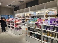 [르포]日소도시에 쫙 깔린 한국 화장품···동네 약국 점원도 로무안도, 티루티루 말했다[K뷰티, 지구촌 매혹하다②]