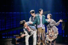 망해 버린 세상…죽음 앞에서도 네 배우는 연극을 한다