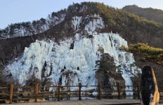 영주호 용혈폭포, 겨울철 빙벽 장관 연출