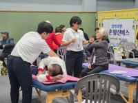 병원 갈 엄두도 못 냈는데… 예산 늘린 농촌 왕진버스 인산인해