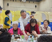 300㎞ 달려 산불 현장으로... 흑백요리사 안유성 명장, 전복죽 800인분 기부