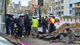 서울 마포구 애오개역 인근 싱크홀… 하수도관 파열로 누수 확인