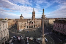 122년 만에 외부 안장... 교황은 마지막까지 대중 곁에 남았다