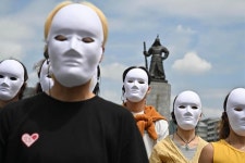 흰색 가면 쓴 시민 50여명이 광화문 횡단보도를 네 발로 건너간 이유