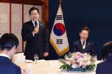 유쾌한 정치, 육회비빔밥 농담 무색?... 김용태, 李 취임 오찬서 견제구
