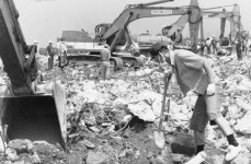 난지도로 가자, 뼛조각이라도 찾자… 30년 전 호미 쥐고 쓰레기 섬 뒤진 가족들