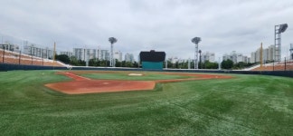 폭염·강우 걱정은 그만...확 바뀐 목동·신월구장에 활짝 웃는 봉황대기 야구 소년들