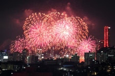 열흘 매출, 단 세 시간 만에…불꽃축제 대목 노리는 한강 편의점