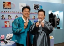 박진영과 K-팝 응원봉 둘러본 이 대통령... 